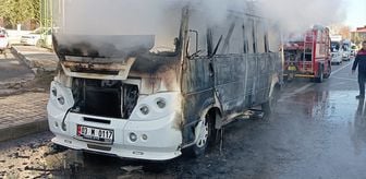 Afyonkarahisar'da seyir halindeki minibüste çıkan yangın söndürüldü