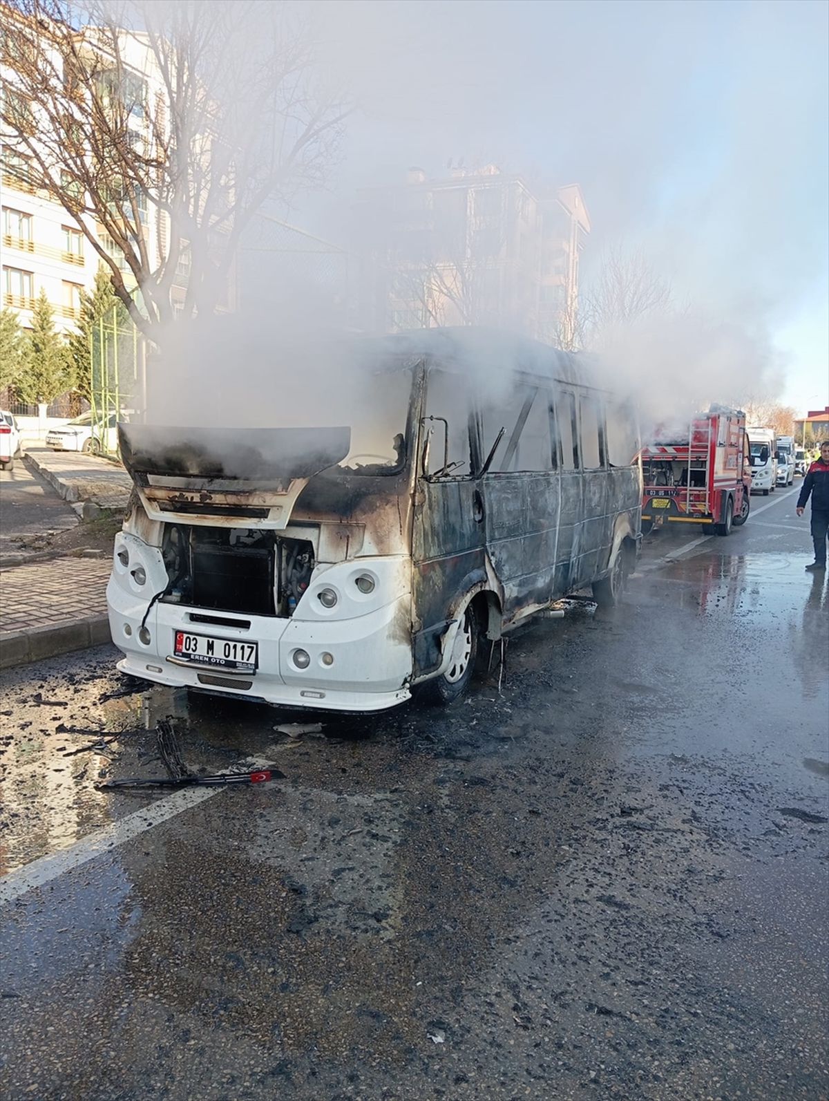 Afyonkarahisar'da seyir halindeki minibüste çıkan yangın söndürüldü