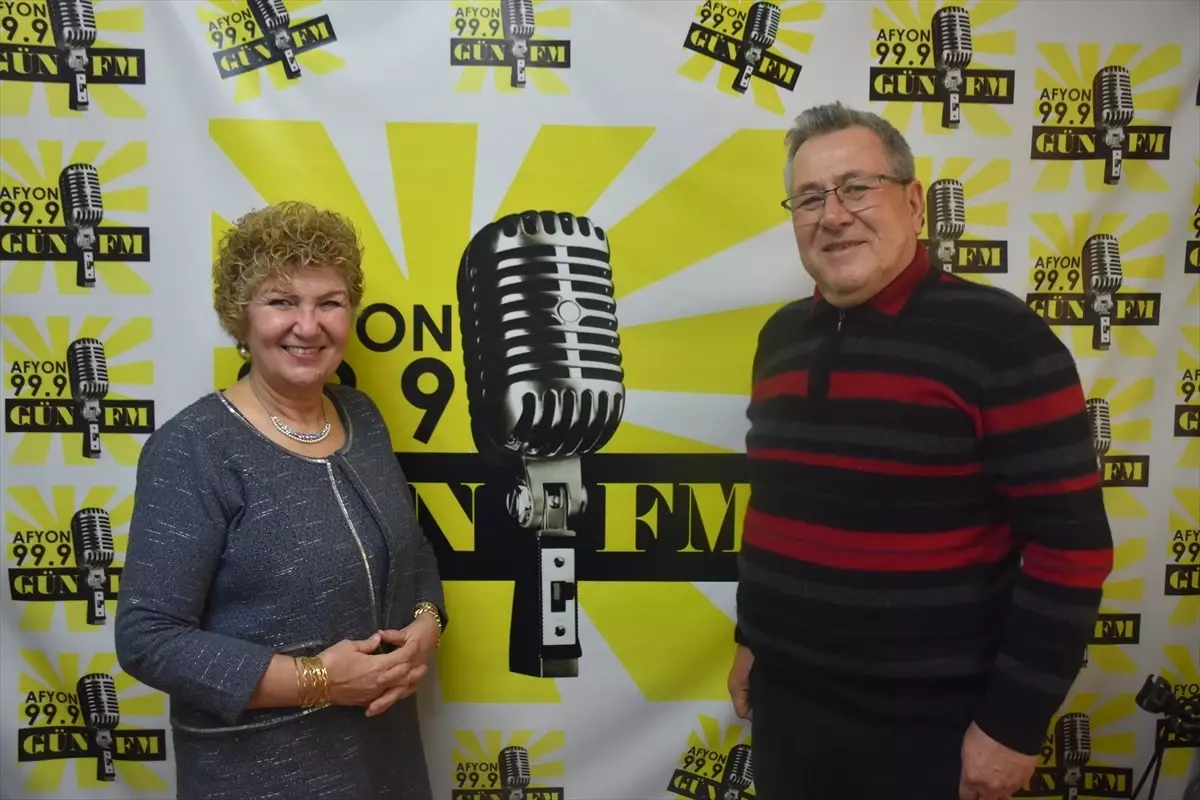 Afyonkarahisarlı çift kurdukları radyoda 31 yıldır dinleyicilerine sesleniyor