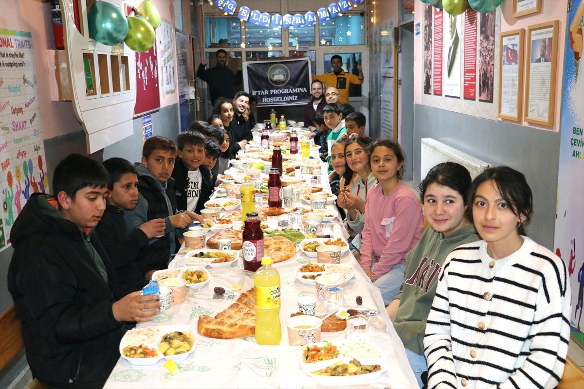 Ağrı'da köy okulundaki öğretmenler öğrencileri için iftar sofrası hazırladı