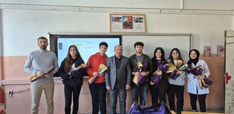 Ağrı'da lise öğrencileri öğretmenlerine çiçek hediye etti