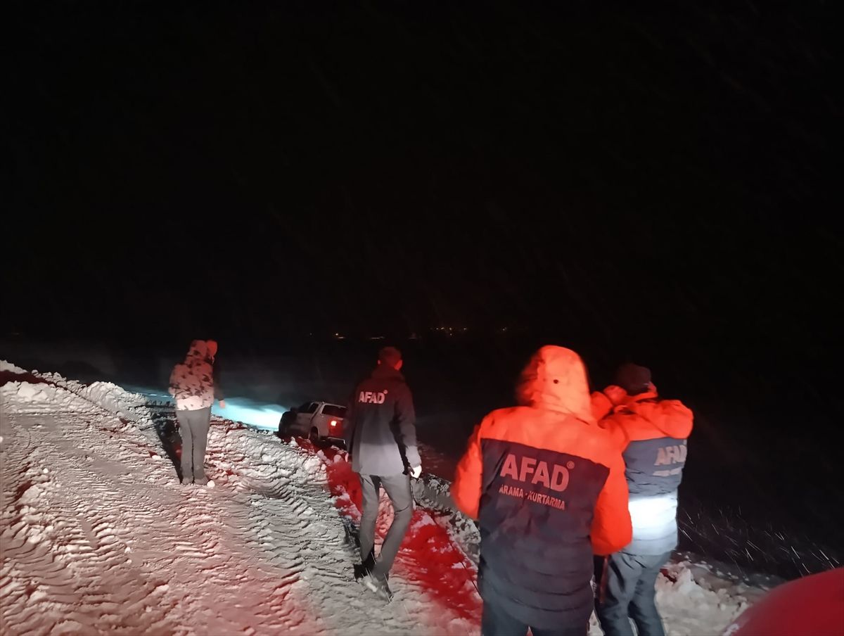 Ağrı'da tipide kara saplanan kamyonet ile içindeki 4 kişi kurtarıldı