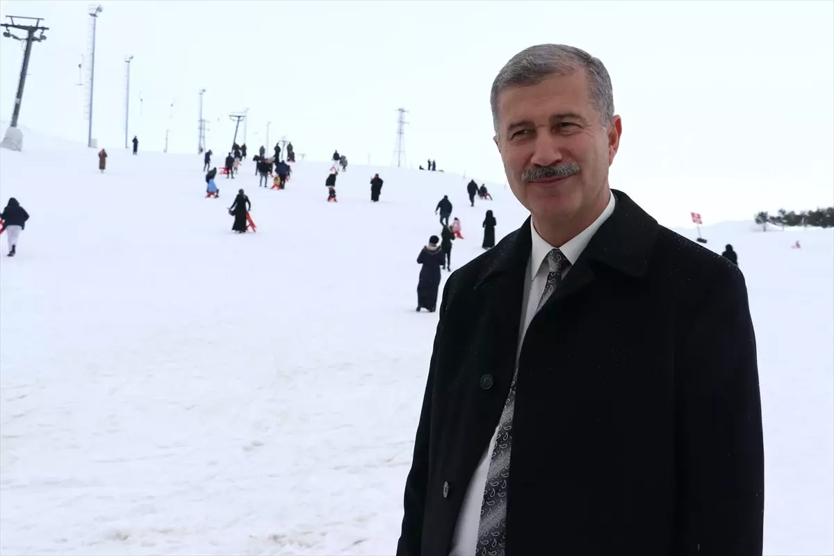 Ağrı İbrahim Çeçen Üniversitesinden engelli yüzücülere kayak merkezinde moral etkinliği