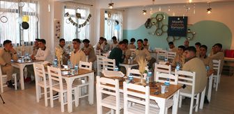 Ağrı Valisi Bozkurt, atık malzeme kullanılarak oluşturulan restoranda öğrencilerle iftar yaptı