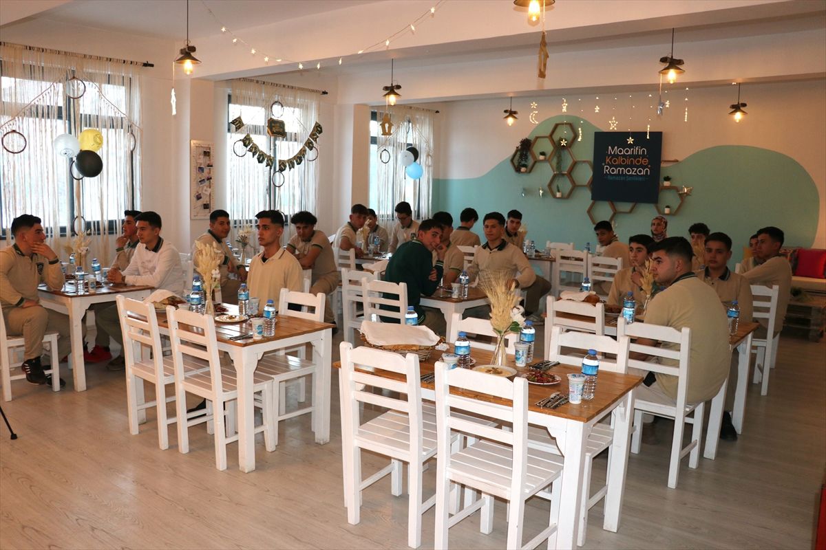 Ağrı Valisi Bozkurt, atık malzeme kullanılarak oluşturulan restoranda öğrencilerle iftar yaptı