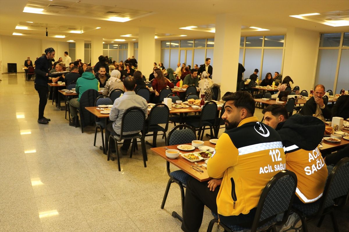Ağrı Valisi Bozkurt, sağlık çalışanlarıyla iftar yaptı
