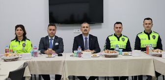 Ağrı Valisi Bozkurt, zorlu kış koşullarında denetim yapan trafik polisleriyle iftar yaptı