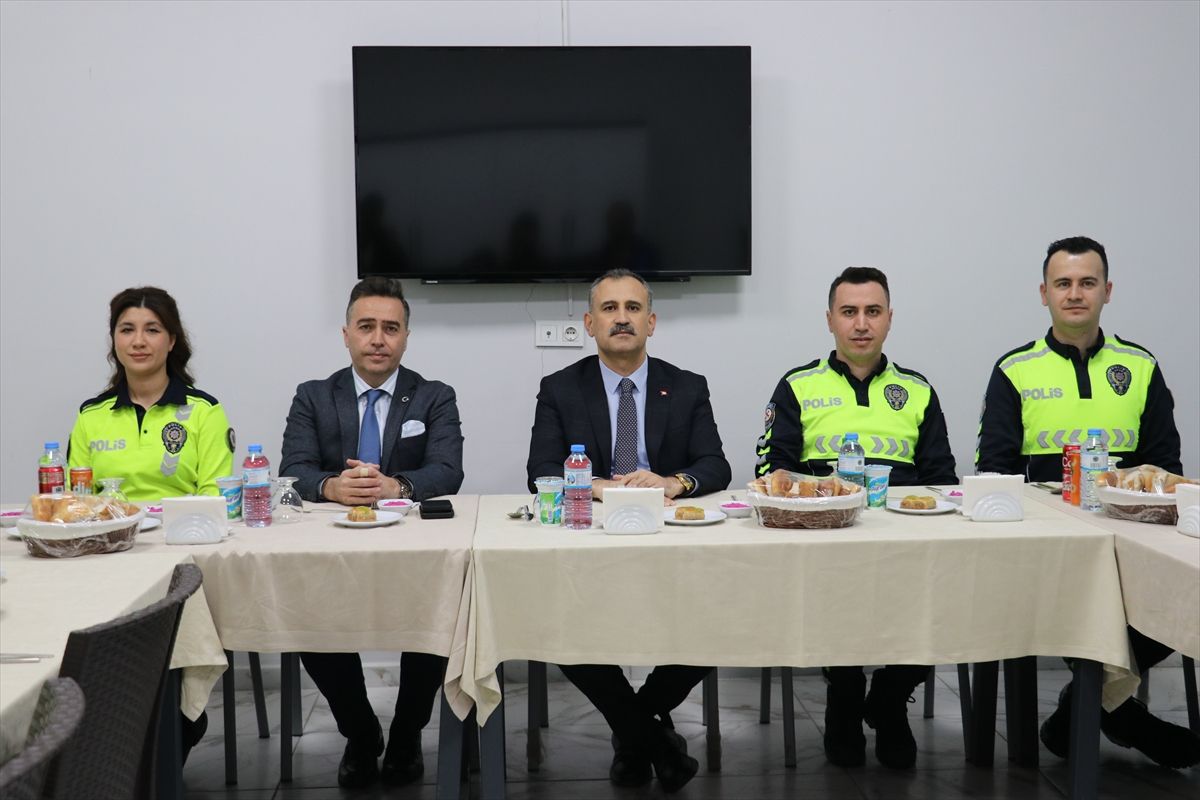 Ağrı Valisi Bozkurt, zorlu kış koşullarında denetim yapan trafik polisleriyle iftar yaptı