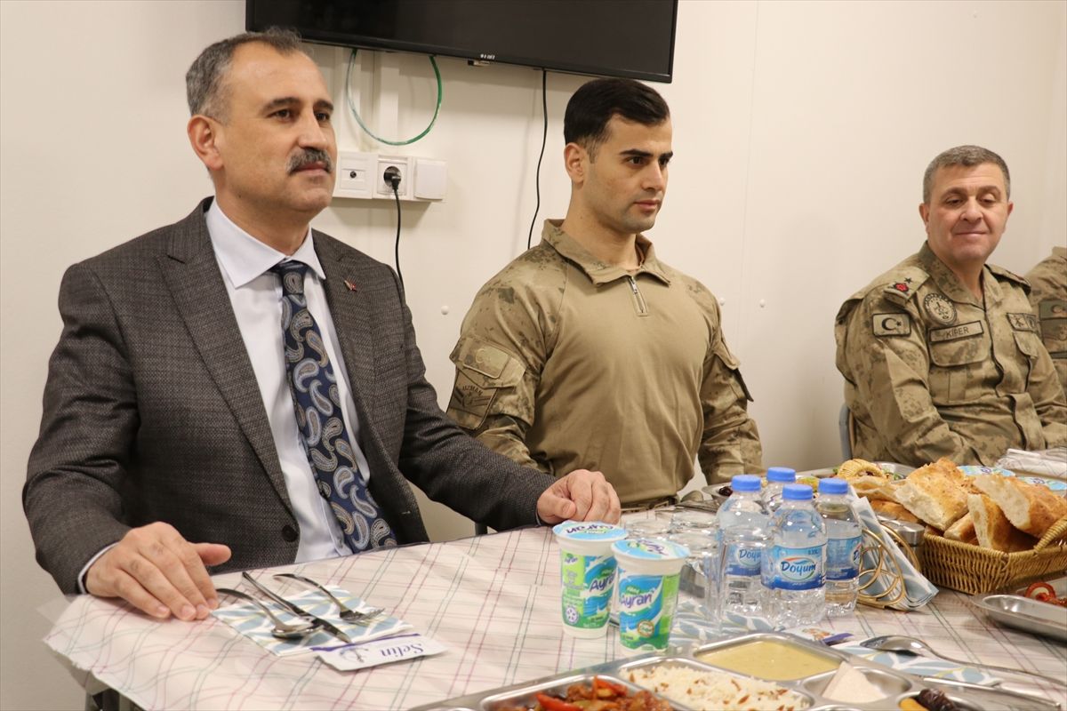 Ağrı Valisi Önder Bozkurt, Ağrı Dağı eteklerindeki üs bölgesinde komandolarla iftar yaptı Açıklaması