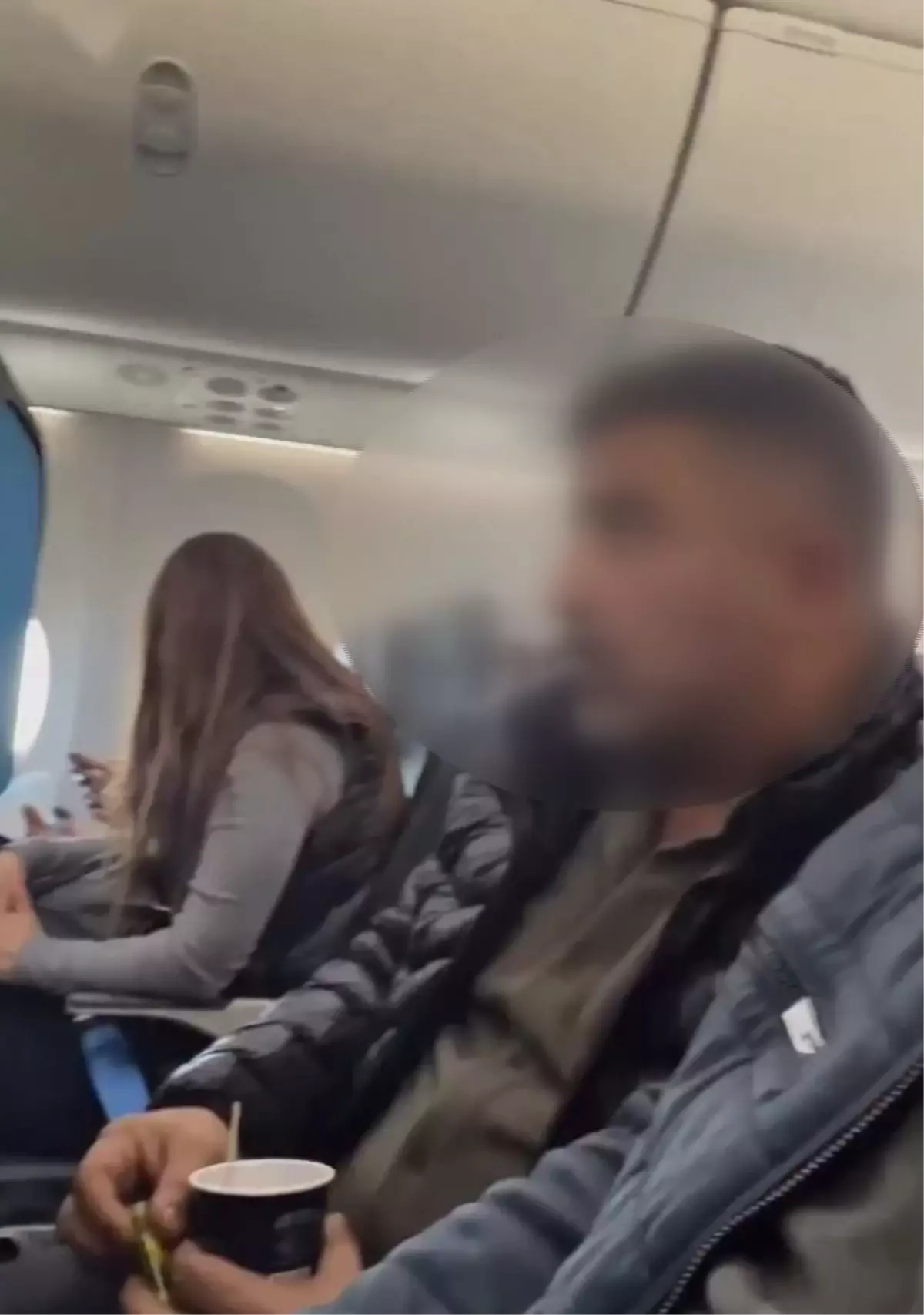 AJet uçağında sigara içen yolcu kara listeye alındı