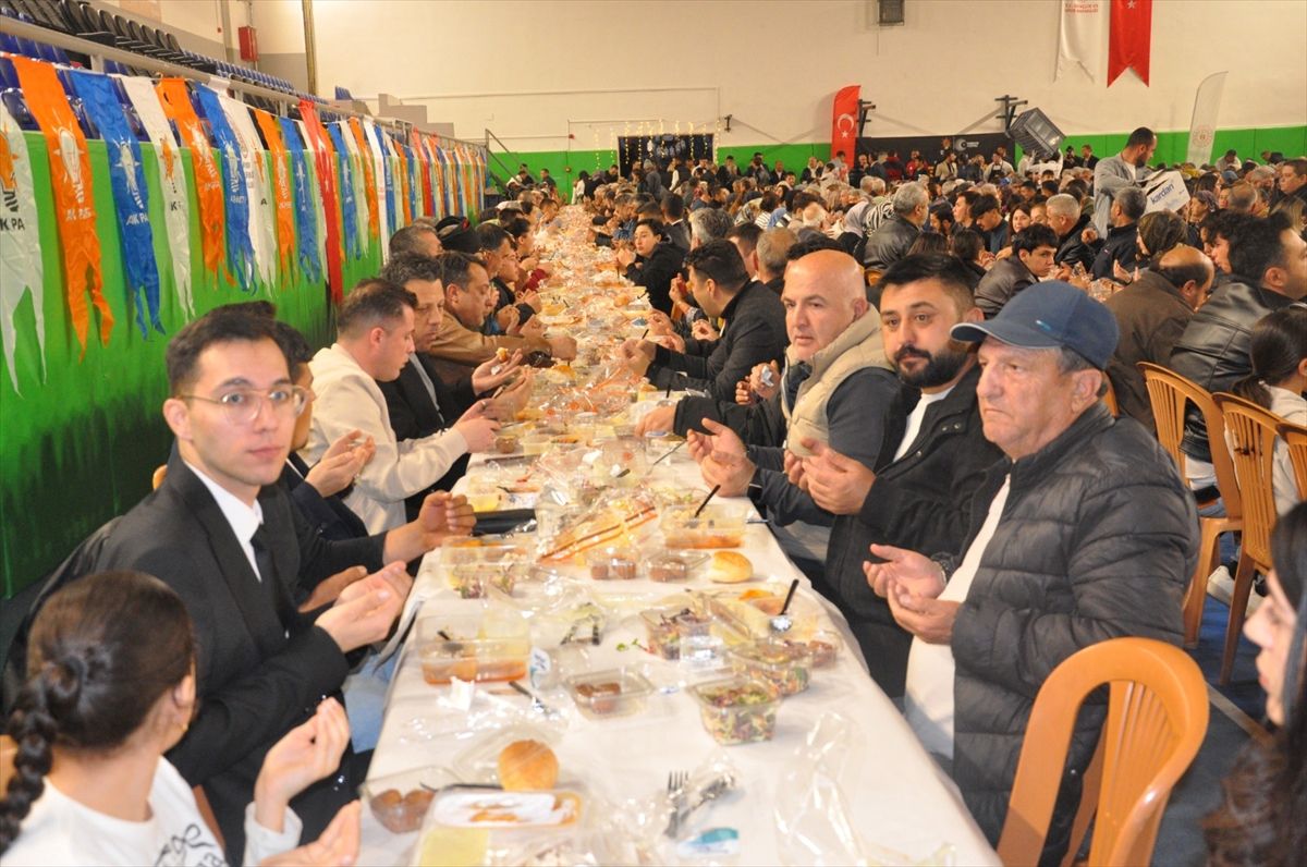 AK Parti Bayındır İlçe Teşkilatı iftar programı düzenledi