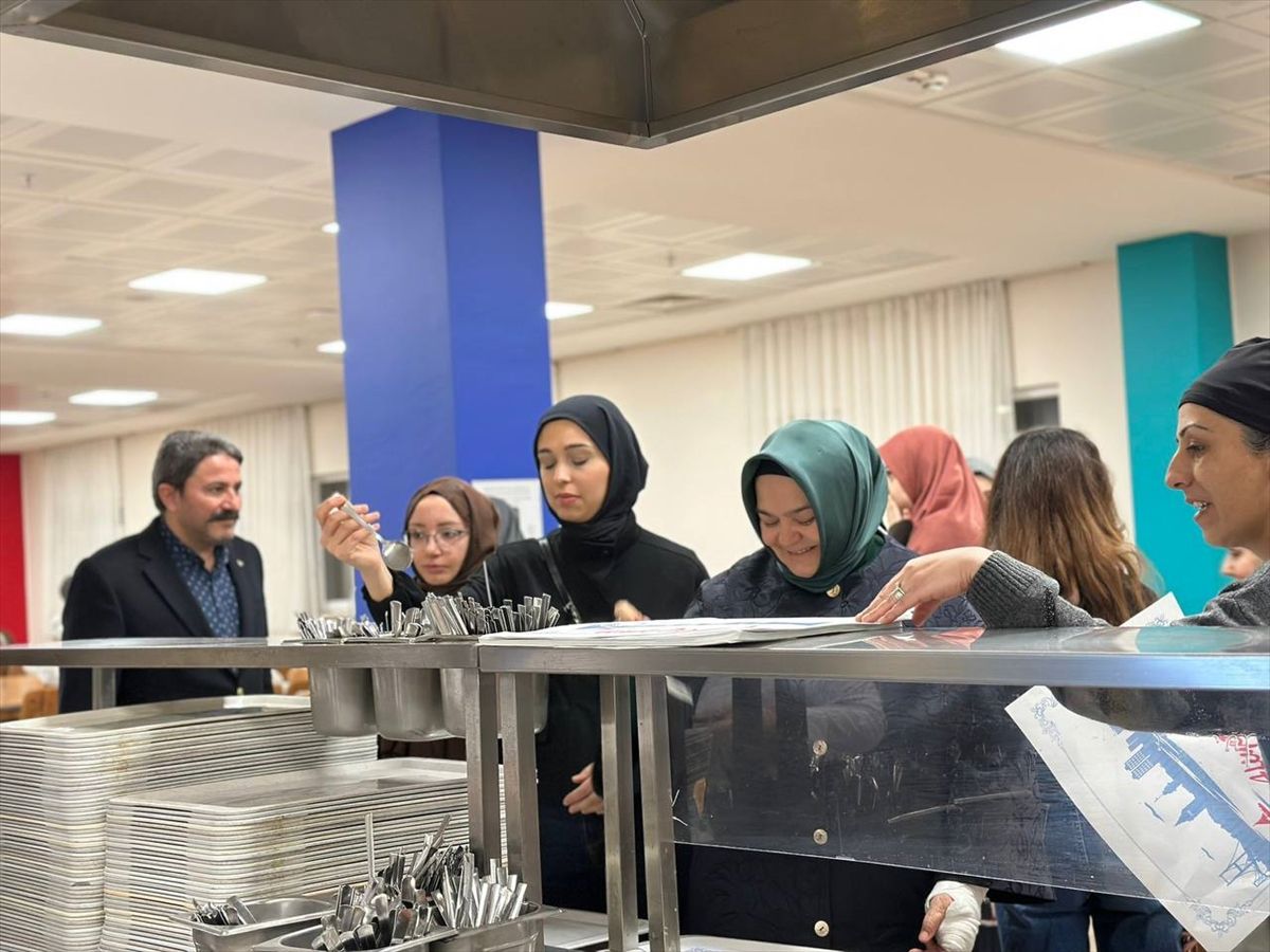 AK Parti Eskişehir Milletvekili Ayşen Gürcan, sahurda öğrencilerle bir araya geldi