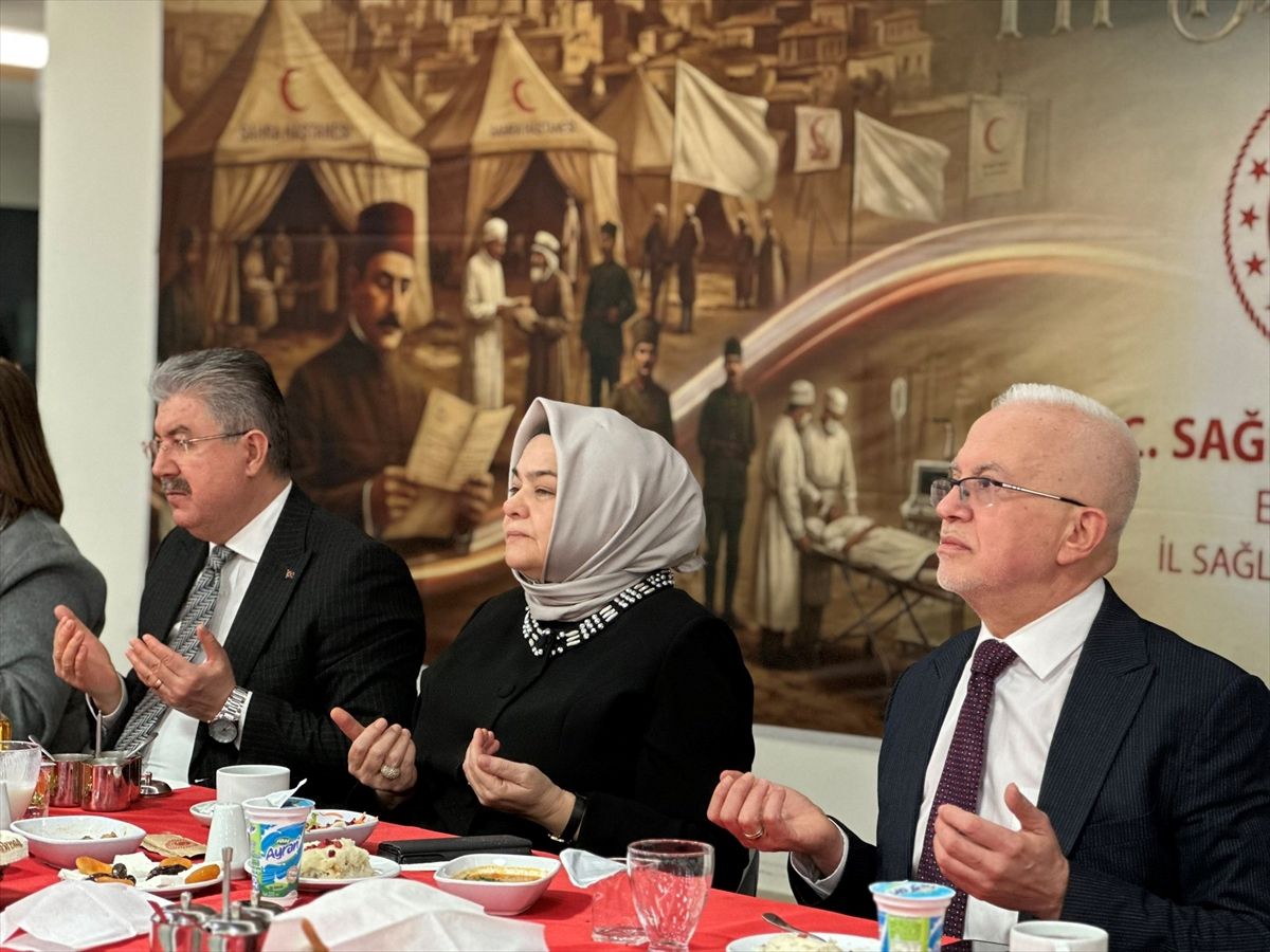AK Parti Eskişehir Milletvekili Gürcan, sağlık çalışanları ve öğrencilerle buluştu