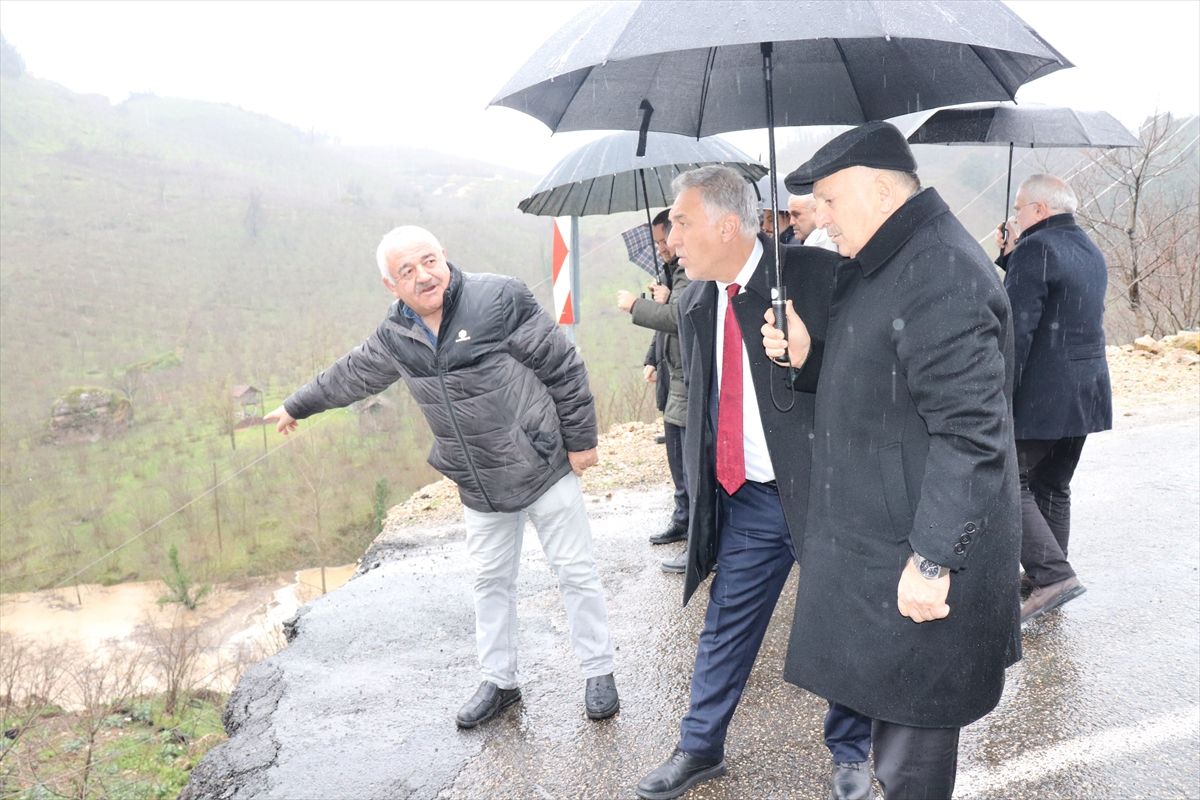 AK Parti Ordu Milletvekili Kaynak, heyelan nedeniyle ulaşıma kapanan yolda incelemede bulundu