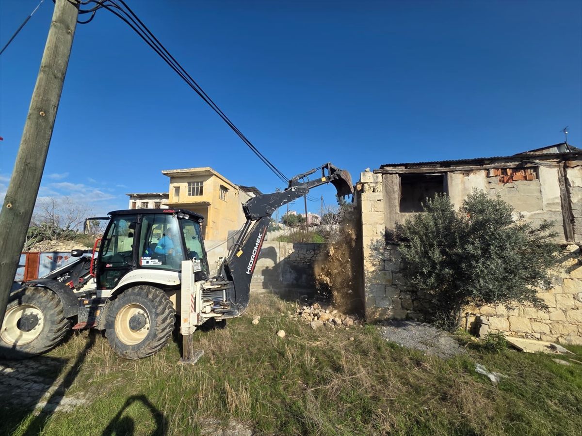 Akdeniz ilçesinde çökme riski olan metruk bina kontrollü yıkıldı