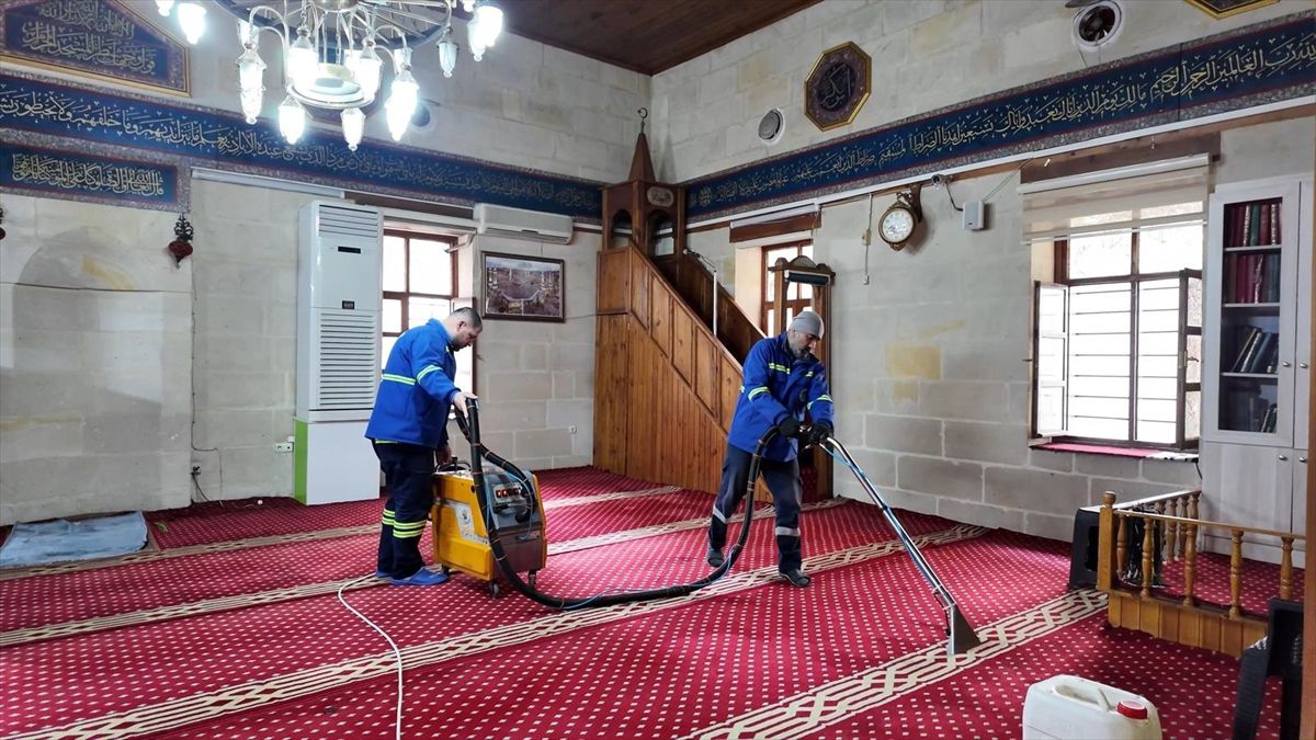 Akdeniz ilçesindeki camilerde bayram temizliği yapıldı