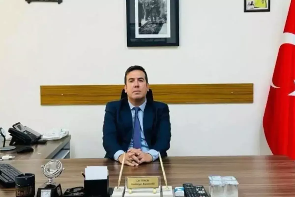 Akın Gürlek'in koltuğuna oturan Can Tuncay'ın makam odasında dikkat çeken detay