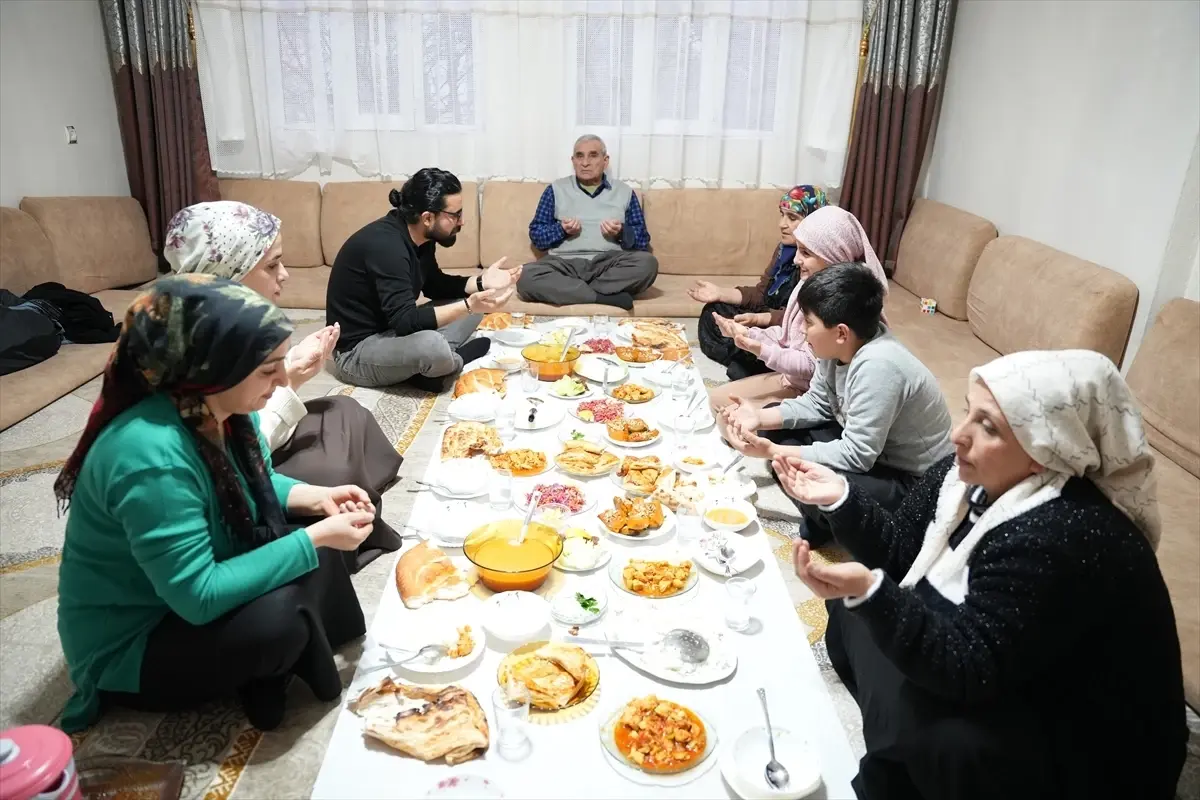 Akşam ezanının en erken okunduğu yerlerden Şemdinli'de ilk iftar yapıldı
