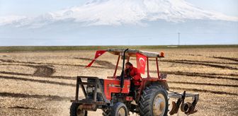 Aksaraylı çiftçi tarlasına traktörle 'Korkma' yazdı