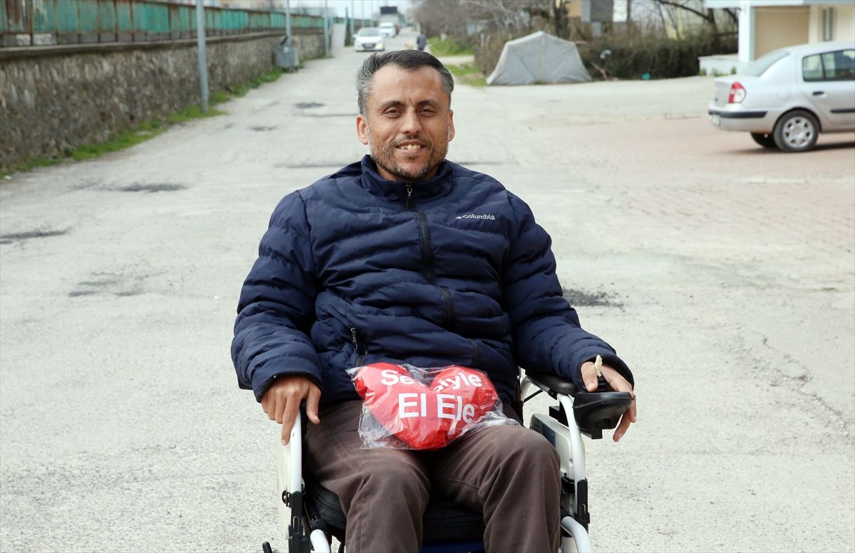 Akülü tekerlekli sandalye sayesinde 25 yıl sonra sokağa tek başına çıkabilecek
