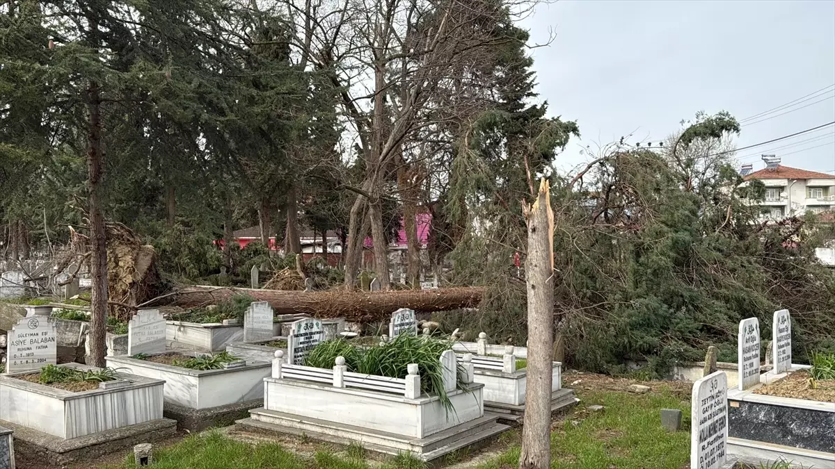 Alaçam'da fırtına mezarlıkta hasara neden oldu