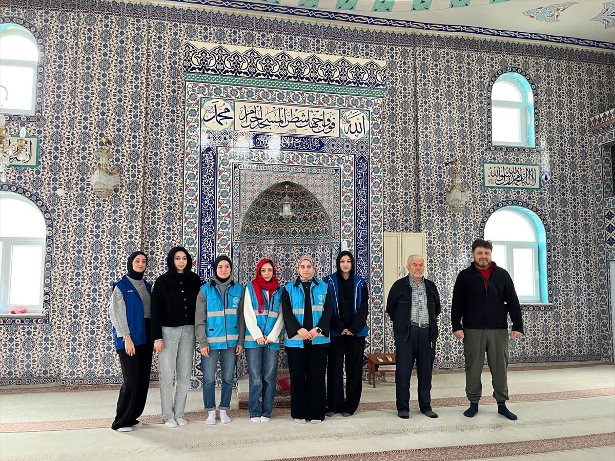 Alaçam Gençlik Merkezi gönüllüleri camilerde temizlik yapıyor