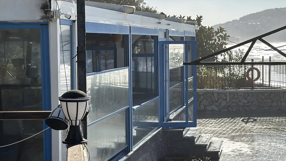 Alanya'da dev dalgaların restorana verdiği hasar kamerada