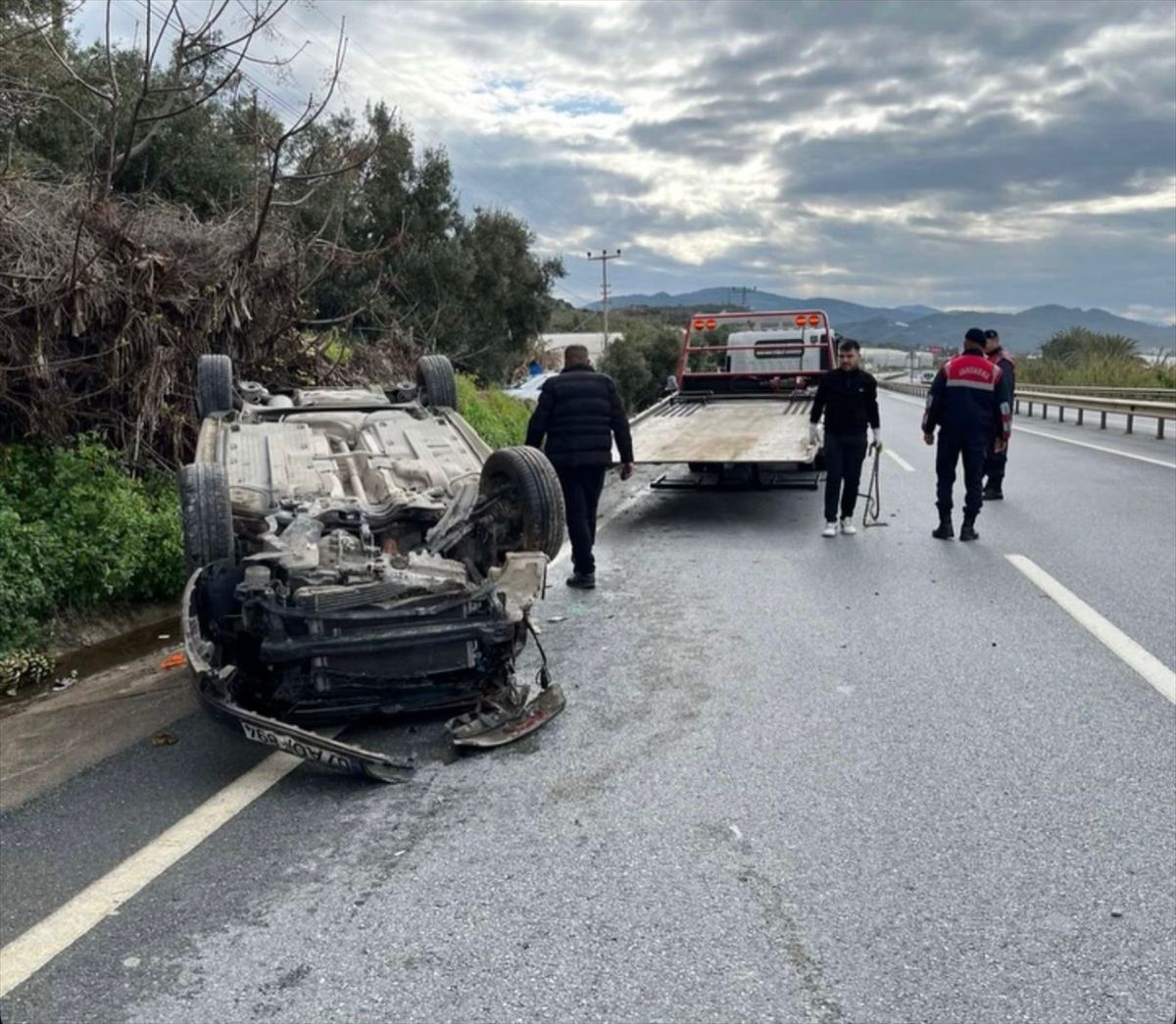 Alanya'da devrilen otomobilin sürücüsü yaralandı