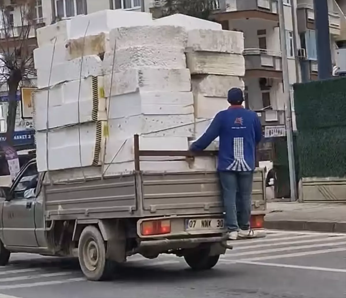 Kamyonet Arkasında Tehlikeli Yolculuk