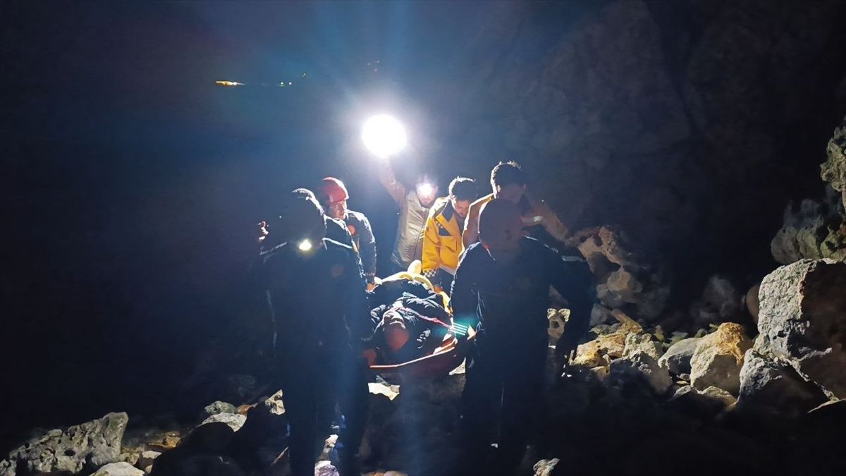 Alanya'da kayalıktan düşerek yaralanan kişi kurtarıldı
