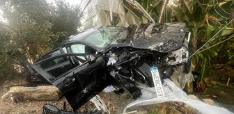 Alanya'da muz serasına devrilen otomobildeki 4 kişi yaralandı