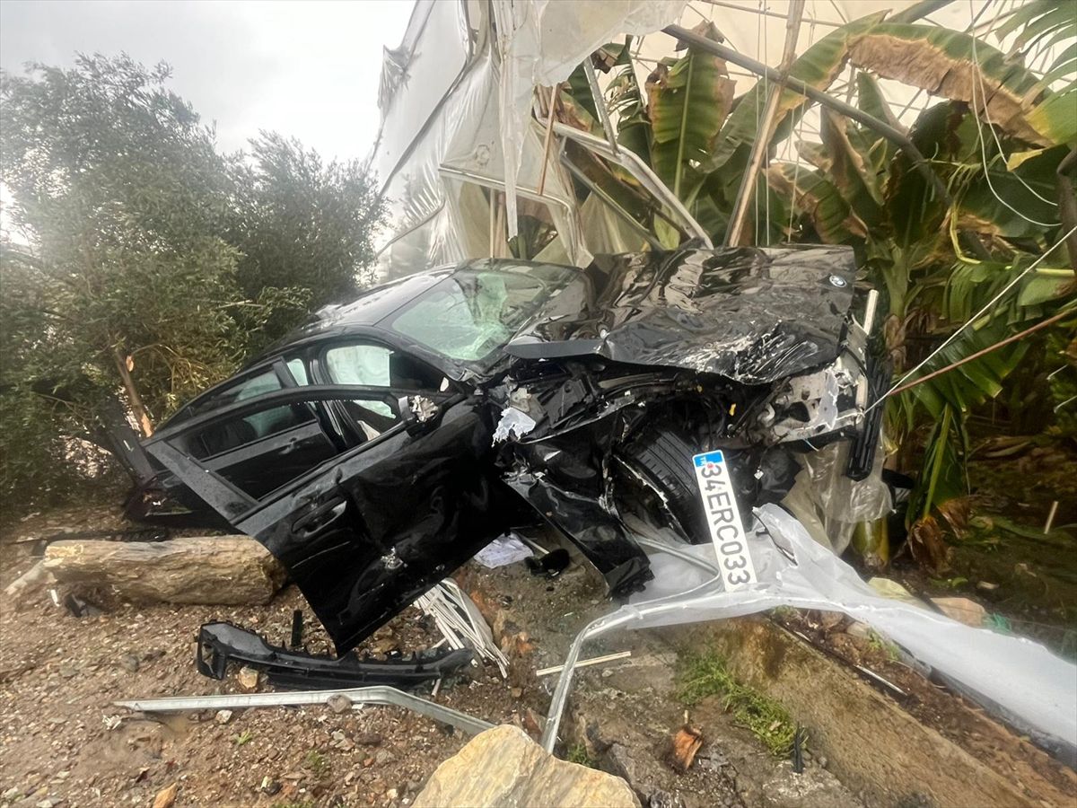 Alanya'da muz serasına devrilen otomobildeki 4 kişi yaralandı