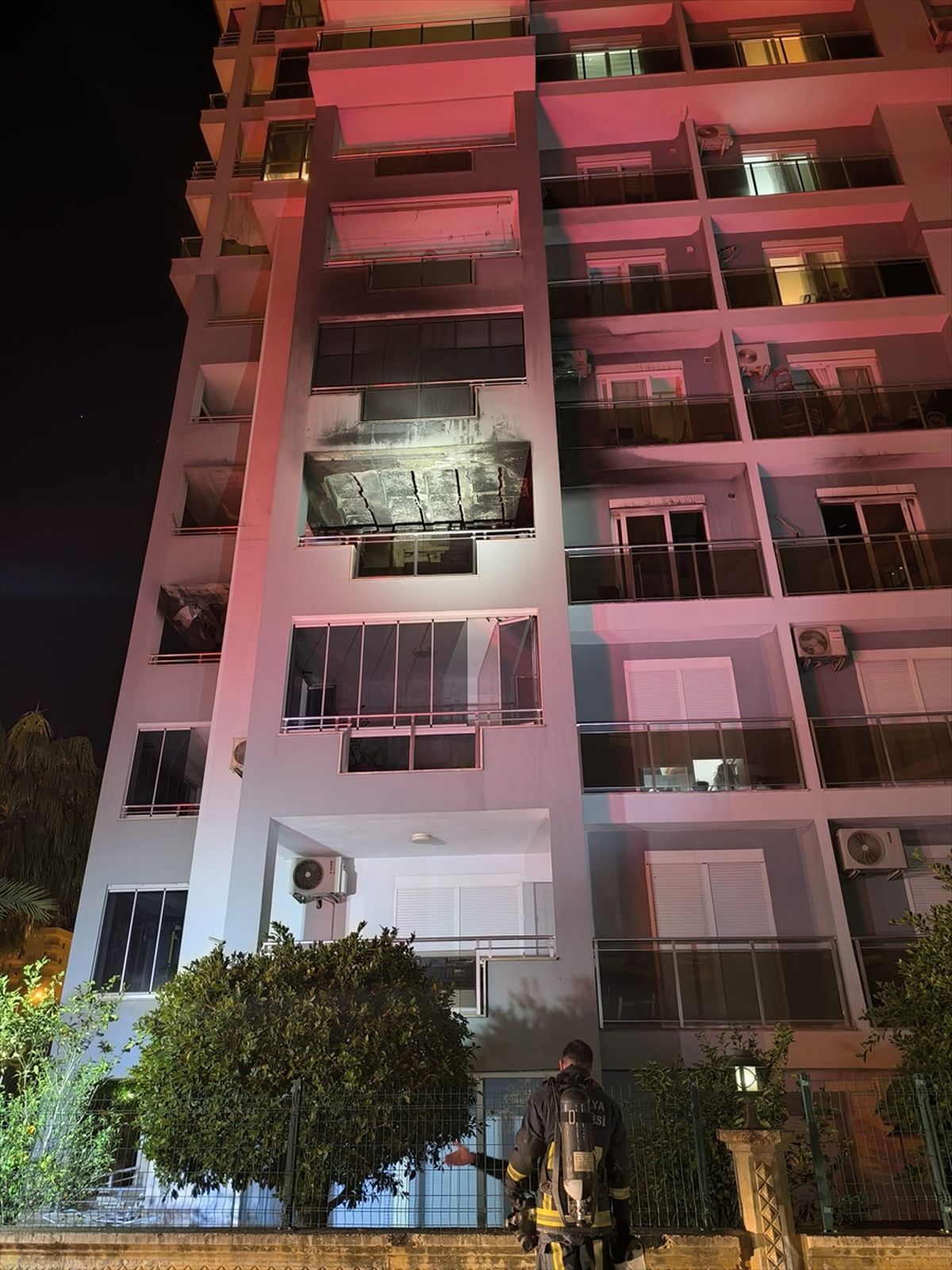 Alanya'da rezidansta çıkan yangın hasara neden oldu