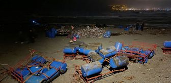 Alanya'da sağanak nedeniyle bazı işletmelerin çardakları denize sürüklendi
