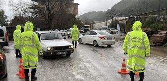 Alanya'da sağanak nedeniyle bazı işletmelerin çardakları denize sürüklendi