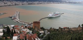 Alanya'da sağanak sonrası denizin rengi değişti