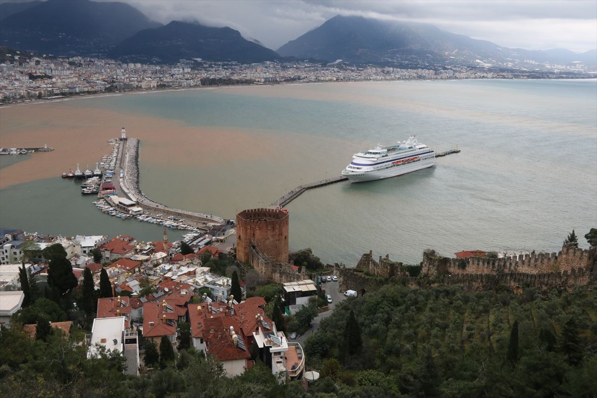 Alanya'da sağanak sonrası denizin rengi değişti