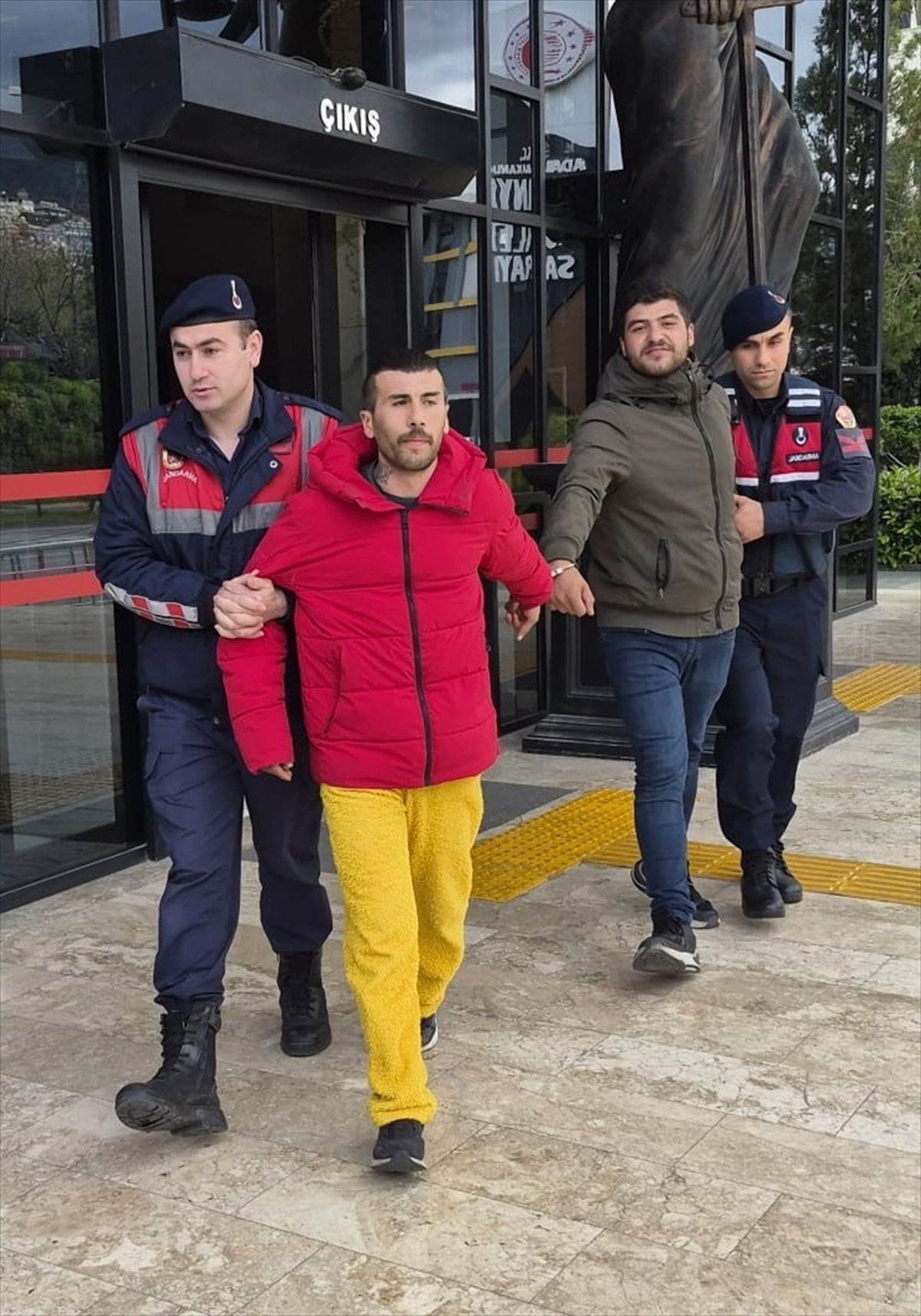 Alanya'da uyuşturucu operasyonunda yakalanan 3 zanlı tutuklandı