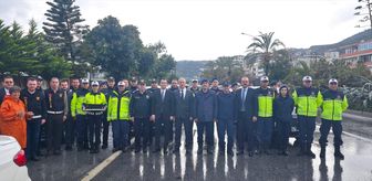 Alanya Kaymakamı Şakir Öner Öztürk, trafik denetiminde sürücülerle bayramlaştı