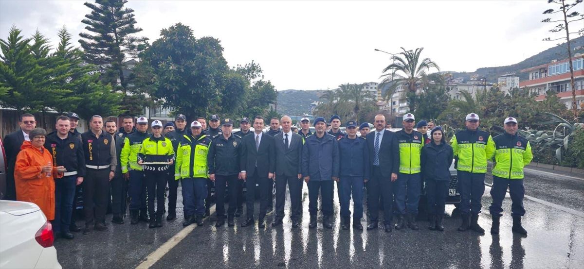 Alanya Kaymakamı Şakir Öner Öztürk, trafik denetiminde sürücülerle bayramlaştı