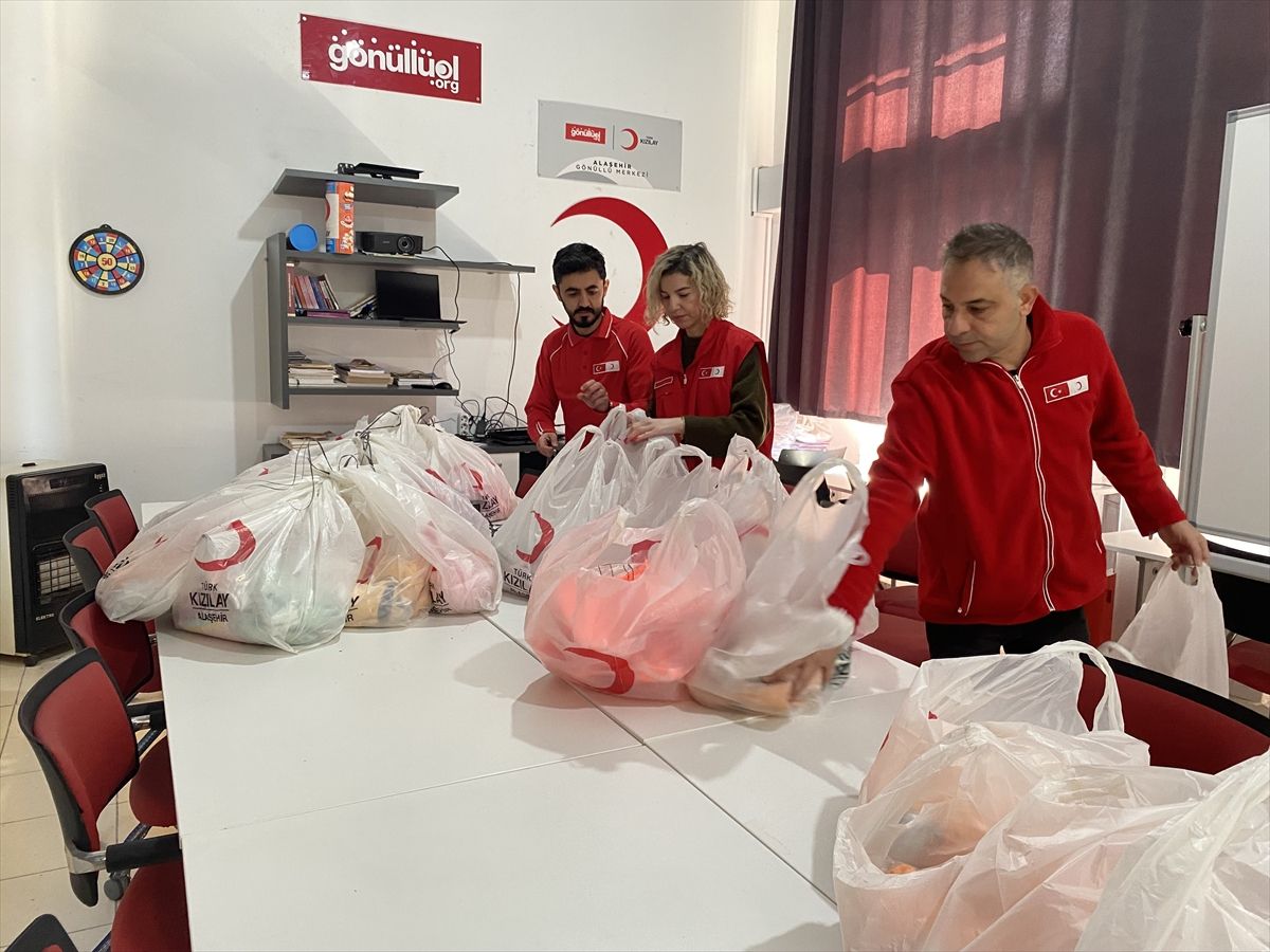 Alaşehir'de Türk Kızılay'dan çocuklara bayramlık