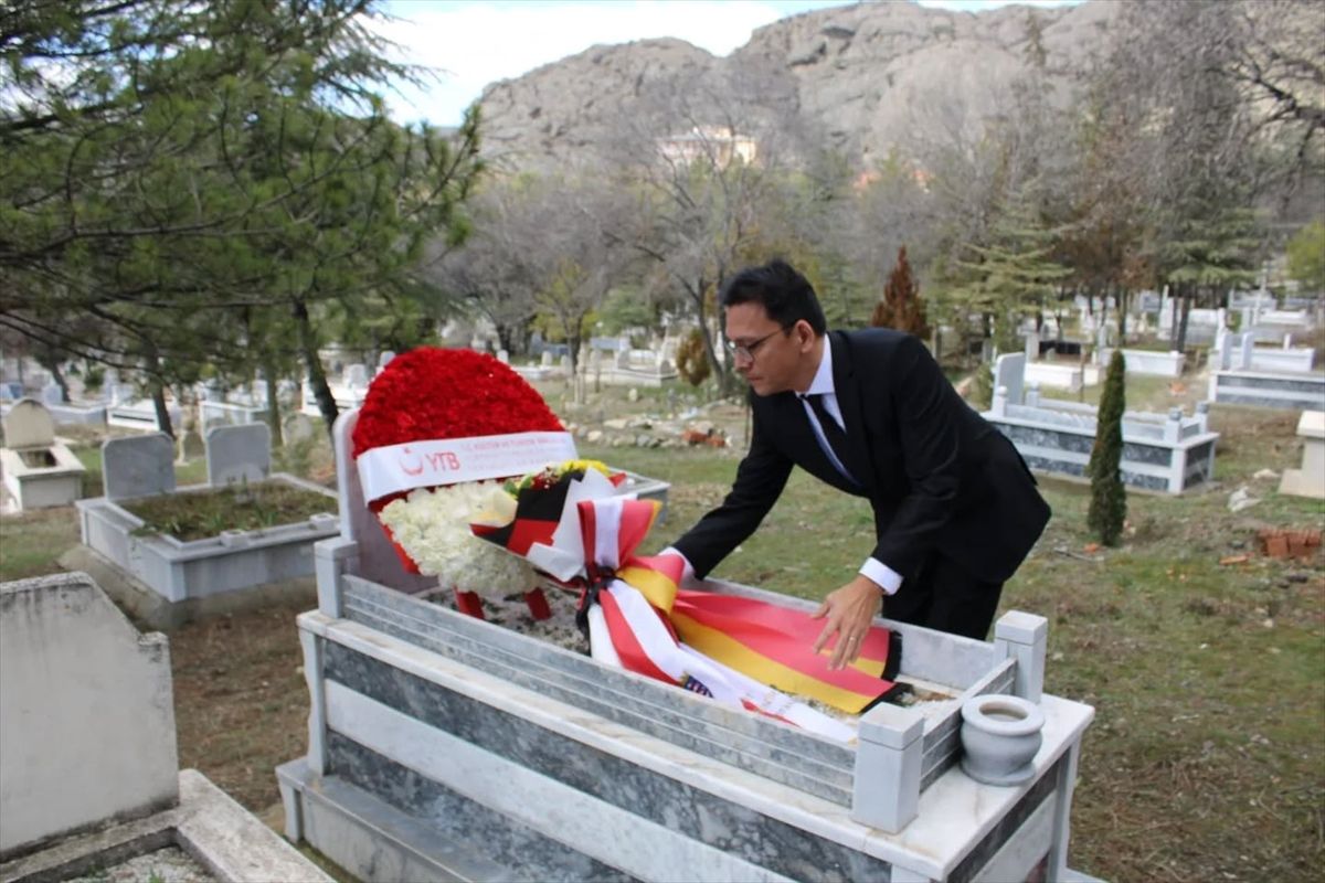 Almanya'daki ırkçı saldırıda hayatını kaybeden Saraçoğlu Çorum'daki kabri başında anıldı