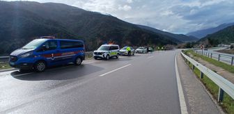 Amasya'da bariyere çarpan otomobildeki 3 kişi yaralandı
