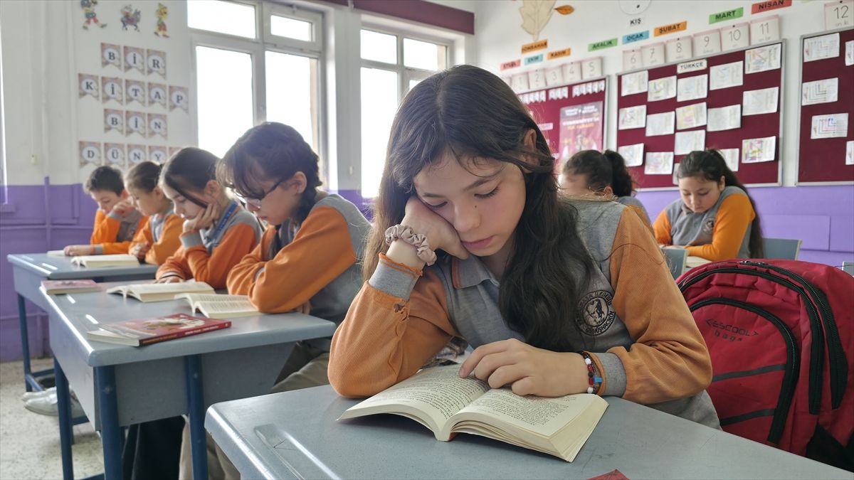 Amasya'da 'Bir Kitap Bin Dünya' projesiyle minikler klasiklerle buluşuyor