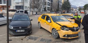 Amasya'da çarpışan iki otomobilin sürücüsü yaralandı