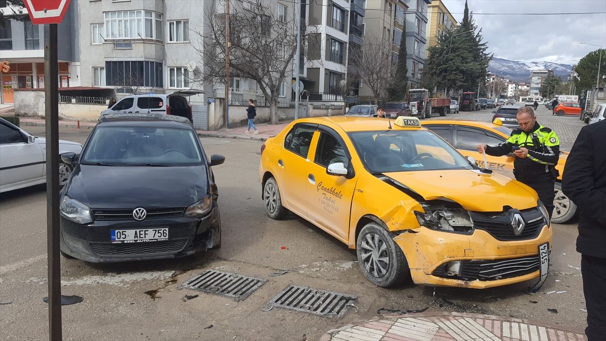 Amasya'da çarpışan iki otomobilin sürücüsü yaralandı
