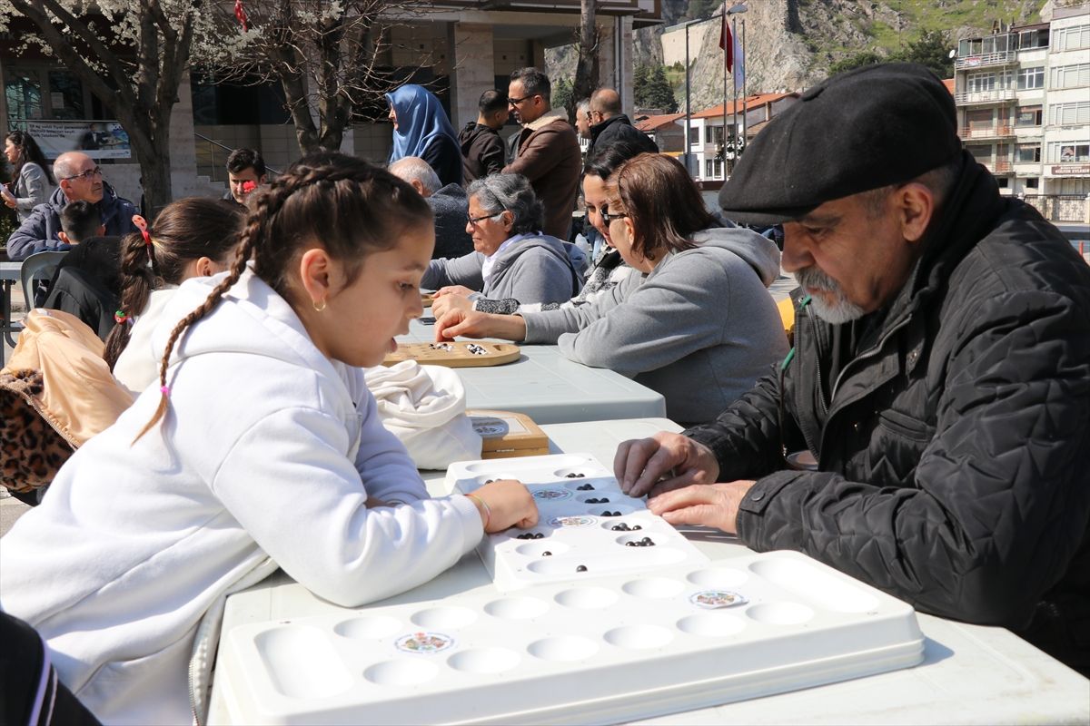 Amasya'da çocuklar yaşlılarla zeka oyunları oynadı