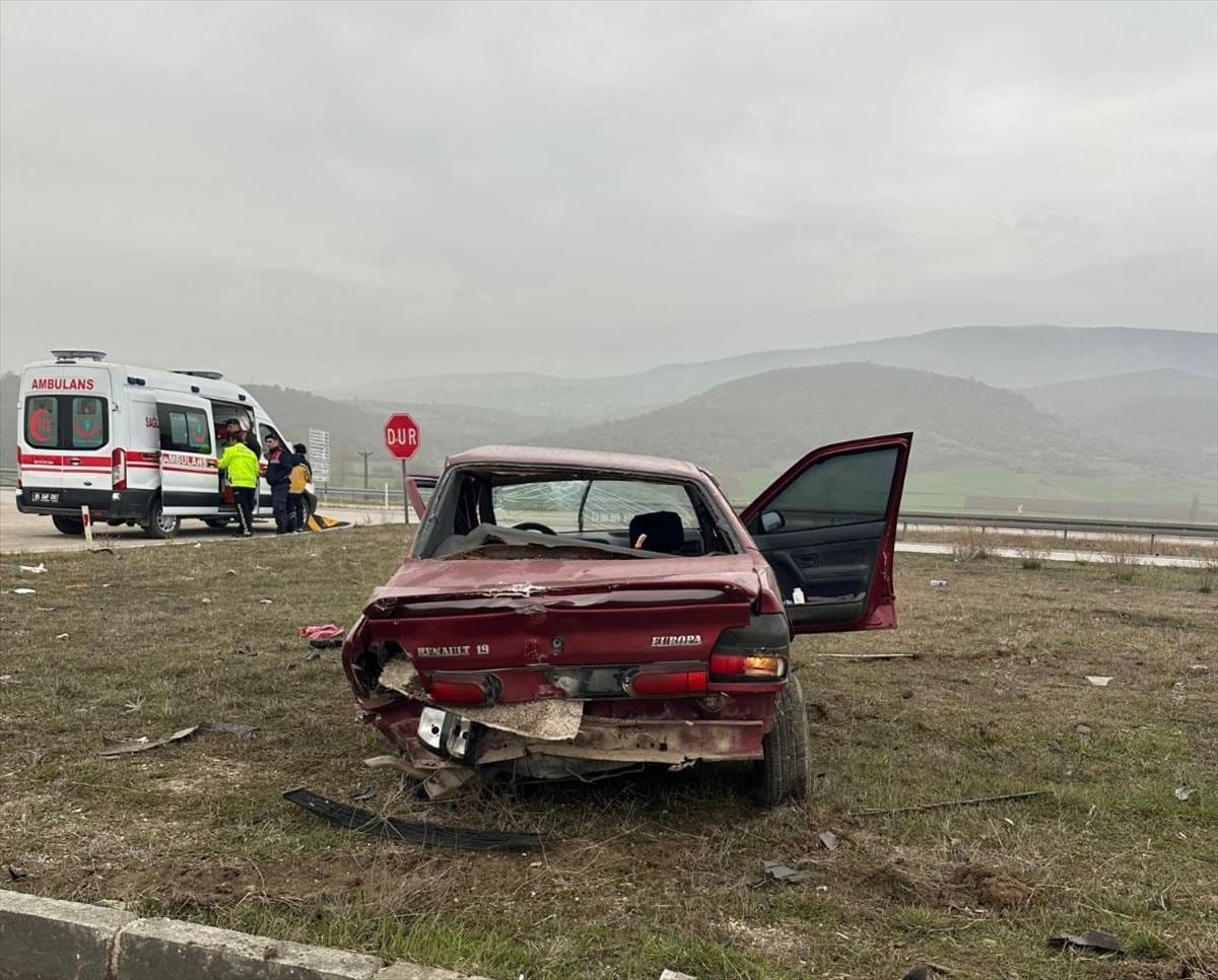 Amasya'da iki otomobilin çarpıştığı kazada 5 kişi yaralandı