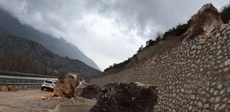 Amasya'da kara yoluna düşen kaya parçaları ulaşımın aksamasına yol açtı