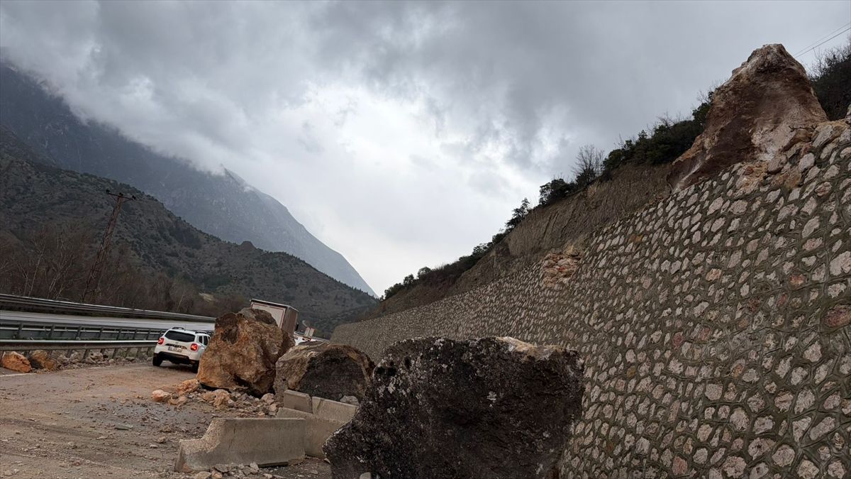 Amasya'da kara yoluna düşen kaya parçaları ulaşımın aksamasına yol açtı